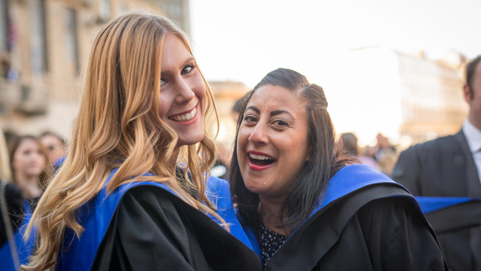 邓迪大学两个女性毕业生在毕业时合照
