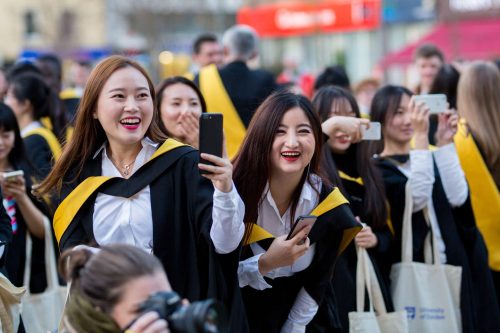 一群中国毕业生正在拍照